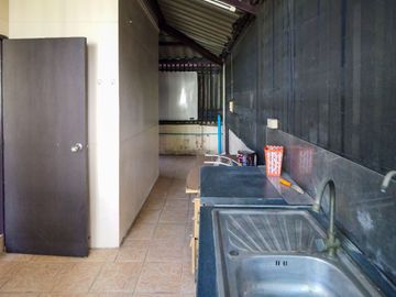 Incredible Opportunity! Spacious Corner Plot Detached House on 124 Sq. Wah of Land For sale: a spacious detached house with land in Monthon Thip Villa