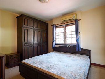Incredible Opportunity! Spacious Corner Plot Detached House on 124 Sq. Wah of Land For sale: a spacious detached house with land in Monthon Thip Villa