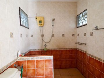 Incredible Opportunity! Spacious Corner Plot Detached House on 124 Sq. Wah of Land For sale: a spacious detached house with land in Monthon Thip Villa