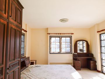 Incredible Opportunity! Spacious Corner Plot Detached House on 124 Sq. Wah of Land For sale: a spacious detached house with land in Monthon Thip Villa