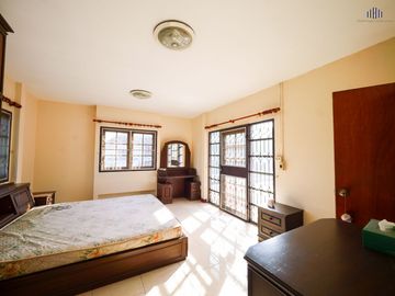 Incredible Opportunity! Spacious Corner Plot Detached House on 124 Sq. Wah of Land For sale: a spacious detached house with land in Monthon Thip Villa