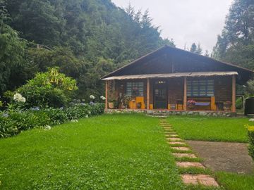 VENTA DE CABAÑA CON HERMOSOS JARDINES MINERAL DEL CHICO, CARBONERAS