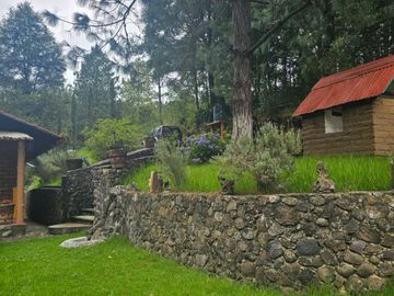 VENTA DE CABAÑA CON HERMOSOS JARDINES MINERAL DEL CHICO, CARBONERAS