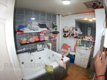 Vendemos Casa y Bodega Industrial en calle principal con tasación comercial