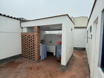 VENTA CASA CAMACHO (espalda colegio Roosevelt)