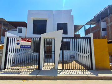 Casa en Venta Miraflores Country Club Los Lirios Mz Bh Lote 21 $125 Mil Dólares ID 1112132