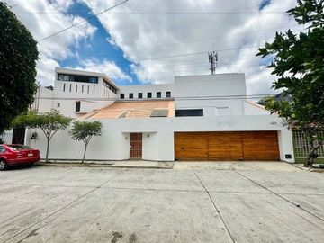Casa de 4 recamaras, mas Jardín en El Tejar, Murillo Vidal.