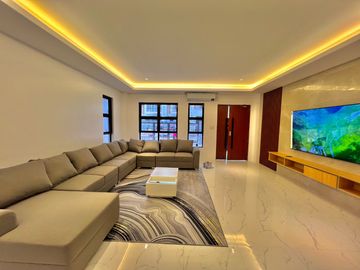 BRAND NEW LUXURIOUS SINGLE HOUSE AND LOT WITH MODERN INTERIOR LOCATED INSIDE BF RESORT