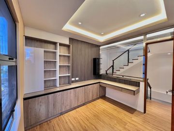 BRAND NEW LUXURIOUS SINGLE HOUSE AND LOT WITH MODERN INTERIOR LOCATED INSIDE BF RESORT