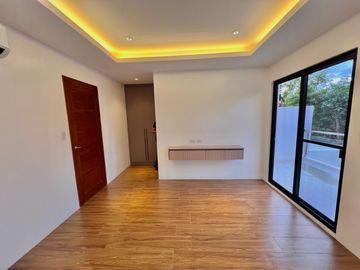 BRAND NEW LUXURIOUS SINGLE HOUSE AND LOT WITH MODERN INTERIOR LOCATED INSIDE BF RESORT