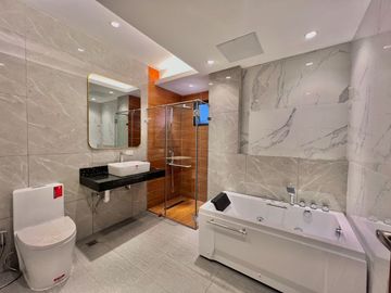 BRAND NEW LUXURIOUS SINGLE HOUSE AND LOT WITH MODERN INTERIOR LOCATED INSIDE BF RESORT