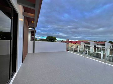 BRAND NEW LUXURIOUS SINGLE HOUSE AND LOT WITH MODERN INTERIOR LOCATED INSIDE BF RESORT