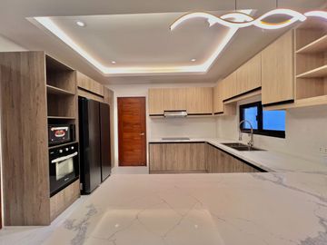 BRAND NEW LUXURIOUS SINGLE HOUSE AND LOT WITH MODERN INTERIOR LOCATED INSIDE BF RESORT