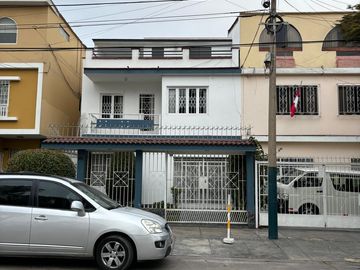 VENDO CASA EN ZONA RESIDENCIAL FRENTE A PARQUE PUEBLO LIBRE