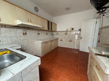 VENDO CASA EN ZONA RESIDENCIAL FRENTE A PARQUE PUEBLO LIBRE