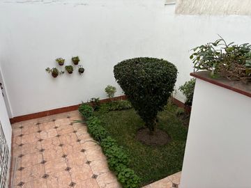 VENDO CASA EN ZONA RESIDENCIAL FRENTE A PARQUE PUEBLO LIBRE