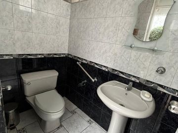 VENDO CASA EN ZONA RESIDENCIAL FRENTE A PARQUE PUEBLO LIBRE