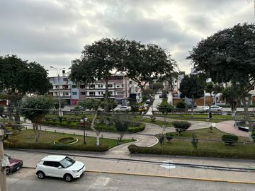 VENDO CASA EN ZONA RESIDENCIAL FRENTE A PARQUE PUEBLO LIBRE