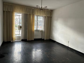 VENDO CASA EN ZONA RESIDENCIAL FRENTE A PARQUE PUEBLO LIBRE