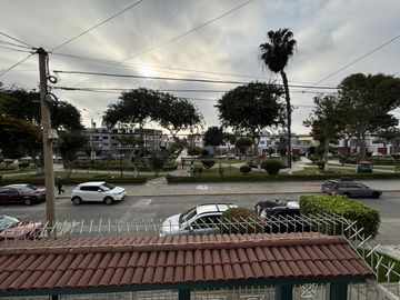 VENDO CASA EN ZONA RESIDENCIAL FRENTE A PARQUE PUEBLO LIBRE