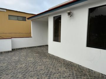VENDO CASA EN ZONA RESIDENCIAL FRENTE A PARQUE PUEBLO LIBRE