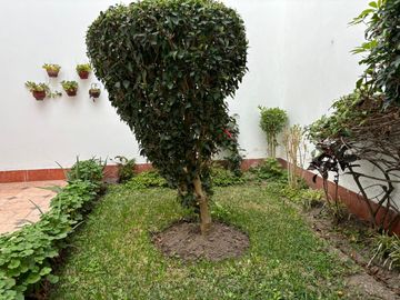 VENDO CASA EN ZONA RESIDENCIAL FRENTE A PARQUE PUEBLO LIBRE