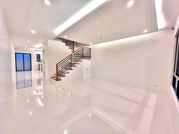 FOR SALE PRE-SELLING MAJESTIC DESIGN TRIPLEX TOWNHOUSE IN PILAR VILLAGE