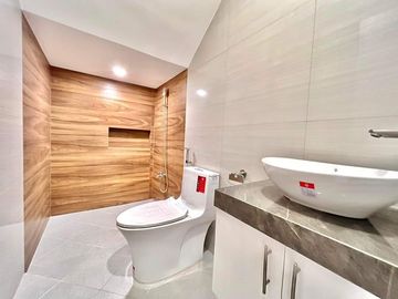 FOR SALE PRE-SELLING MAJESTIC DESIGN TRIPLEX TOWNHOUSE IN PILAR VILLAGE
