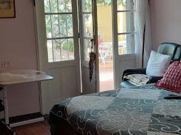 SOLIDA CASA  UN PISO TRADICIONAL COMUNA DE  SAN MIGUEL. ANTEJARDIN Y PATIO