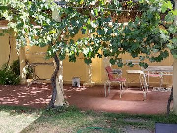 SOLIDA CASA  UN PISO TRADICIONAL COMUNA DE  SAN MIGUEL. ANTEJARDIN Y PATIO