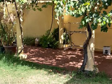 SOLIDA CASA  UN PISO TRADICIONAL COMUNA DE  SAN MIGUEL. ANTEJARDIN Y PATIO