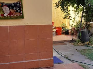 SOLIDA CASA  UN PISO TRADICIONAL COMUNA DE  SAN MIGUEL. ANTEJARDIN Y PATIO