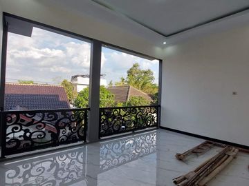 rumah baru siap huni mewah 2 lantai di dekat stadion maguwoharjo