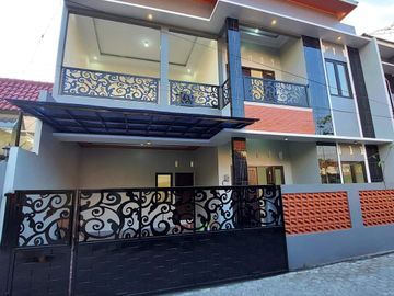 rumah baru siap huni mewah 2 lantai di dekat stadion maguwoharjo