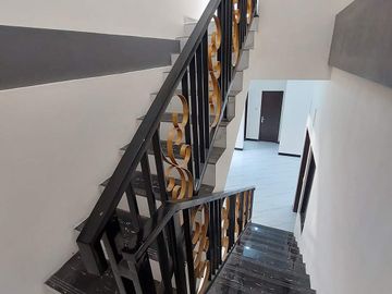 rumah baru siap huni mewah 2 lantai di dekat stadion maguwoharjo