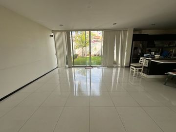 CASA EN VENTA EN LOMAS DE LAS AMERICAS HAB. EN PLANTA BAJA