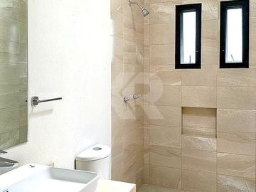 Casa Minimalista con Roof Top, Jardín y Alberca en Privada de Lujo $8,490,000 MXN