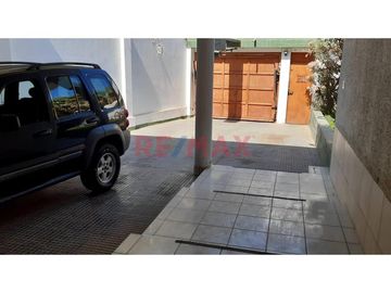 Se Vende Propiedad De Dos Pisos Independientes, Ubicada En Urb Club Grau, Av Los Cocos, A Precio De Terreno ID: 1115858