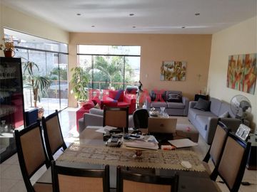 Se Vende Propiedad De Dos Pisos Independientes, Ubicada En Urb Club Grau, Av Los Cocos, A Precio De Terreno ID: 1115858