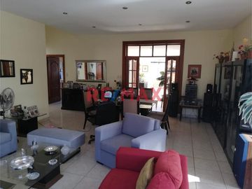 Se Vende Propiedad De Dos Pisos Independientes, Ubicada En Urb Club Grau, Av Los Cocos, A Precio De Terreno ID: 1115858
