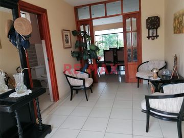 Se Vende Propiedad De Dos Pisos Independientes, Ubicada En Urb Club Grau, Av Los Cocos, A Precio De Terreno ID: 1115858