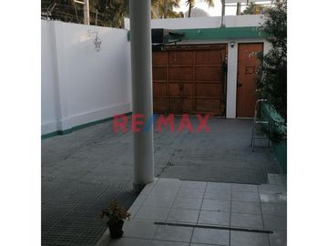 Se Vende Propiedad De Dos Pisos Independientes, Ubicada En Urb Club Grau, Av Los Cocos, A Precio De Terreno ID: 1115858