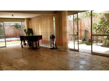 Se Vende Propiedad De Dos Pisos Independientes, Ubicada En Urb Club Grau, Av Los Cocos, A Precio De Terreno ID: 1115858