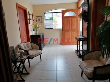 Se Vende Propiedad De Dos Pisos Independientes, Ubicada En Urb Club Grau, Av Los Cocos, A Precio De Terreno ID: 1115858
