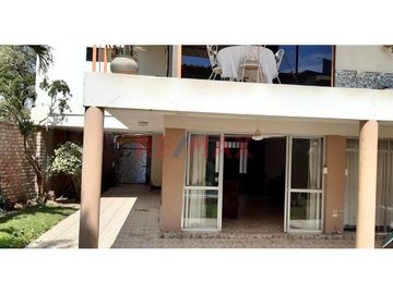 Se Vende Propiedad De Dos Pisos Independientes, Ubicada En Urb Club Grau, Av Los Cocos, A Precio De Terreno ID: 1115858