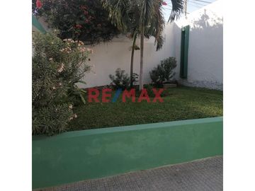 Se Vende Propiedad De Dos Pisos Independientes, Ubicada En Urb Club Grau, Av Los Cocos, A Precio De Terreno ID: 1115858