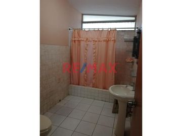 Se Vende Propiedad De Dos Pisos Independientes, Ubicada En Urb Club Grau, Av Los Cocos, A Precio De Terreno ID: 1115858