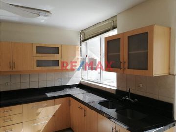 Se Vende Propiedad De Dos Pisos Independientes, Ubicada En Urb Club Grau, Av Los Cocos, A Precio De Terreno ID: 1115858