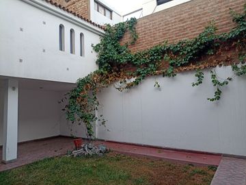 Urb. El Recreo Casa de 309.48m2 ideal para Clínica o Empresa