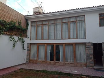 Urb. El Recreo Casa de 309.48m2 ideal para Clínica o Empresa